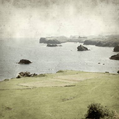 Asturias, İspanya kıyı manzara ile eski Kağıt arka plan dokulu