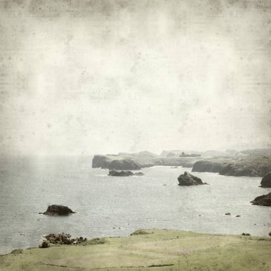 Asturias, İspanya kıyı manzara ile eski Kağıt arka plan dokulu