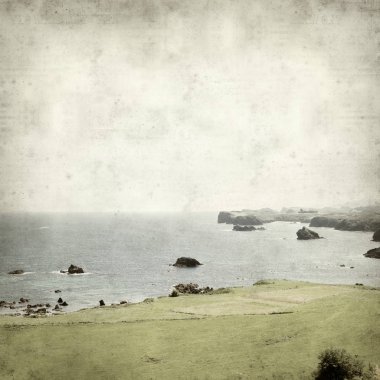 Asturias, İspanya kıyı manzara ile eski Kağıt arka plan dokulu