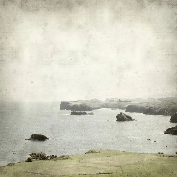 Asturias, İspanya kıyı manzara ile eski Kağıt arka plan dokulu