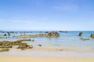 Cantabria, Playa de Arena Plajı Noja, karstik kaya oluşumları yakın kıyı peyzaj