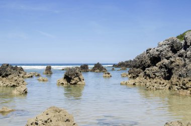Cantabria, Playa de Arena Plajı Noja, karstik kaya oluşumları yakın kıyı peyzaj