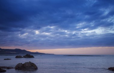  günbatımı Las Canteras, Las Palmas de Gran Canaria ana şehir plaj üzerinde   