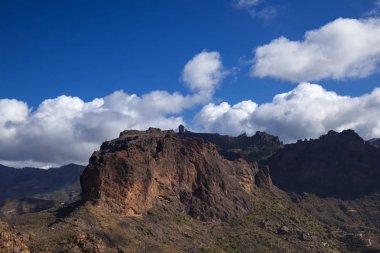 Gran Canaria, Ekim, kaya oluşumu Risco Chimirique, ikonik Roque Nublo arkasında görünür 