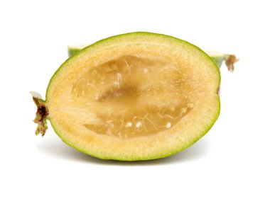 Beyaz arka plan üzerinde izole feijoa veya ananas guava