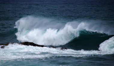 Gran Canaria'nın kıyılarında tarafından kırma güçlü okyanus dalgaları