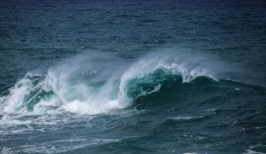 Gran Canaria'nın kıyılarında tarafından kırma güçlü okyanus dalgaları