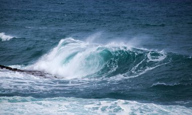 Gran Canaria'nın kıyılarında tarafından kırma güçlü okyanus dalgaları