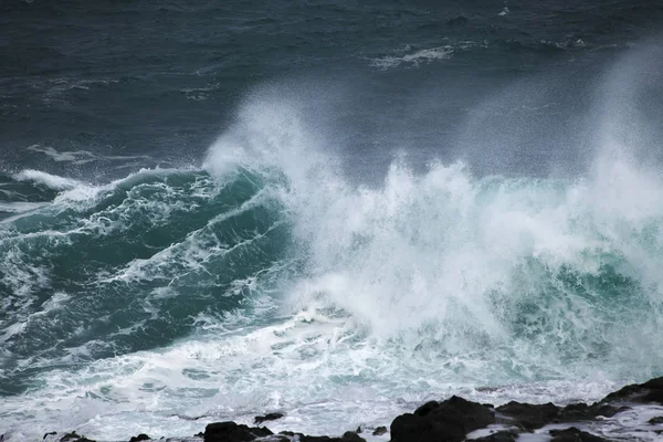 强大的海浪打破大加那利岛的海岸 — 图库照片