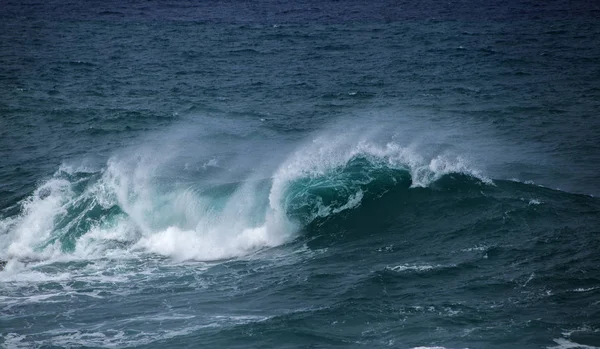 Ισχυρό Ωκεάνιων Κυμάτων Σπάσιμο Από Τις Ακτές Της Γκραν Κανάρια — Φωτογραφία Αρχείου