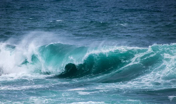 Ισχυρό Ωκεάνιων Κυμάτων Σπάσιμο Από Τις Ακτές Της Γκραν Κανάρια — Φωτογραφία Αρχείου