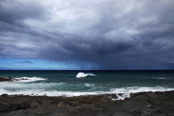 グラン カナリア島 Puertillo Banaderos エリア 暗い溶岩海岸 海の上の雨 ロイヤリティフリーのストック画像