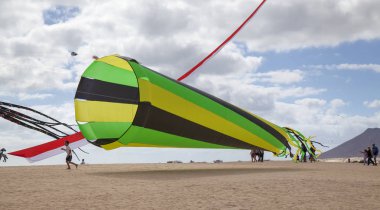 Fuerteventura, İspanya - 10 Kasım: Ziyaretçi 10 Kasım 2018 yılında Tabiat Parkı Corralejo Dunes, Fuerteventura, İspanya 31 Uluslararası Uçurtma Festivali, uçurtmalar uçan güzel görüntü keyfini çıkarın