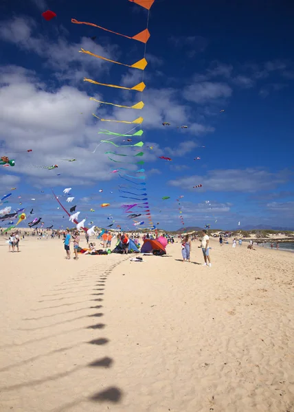 Fuerteventura Španělsko Listopadu Návštěvníci Těšit Krásné Zobrazení Létající Draci Festivalu — Stock fotografie