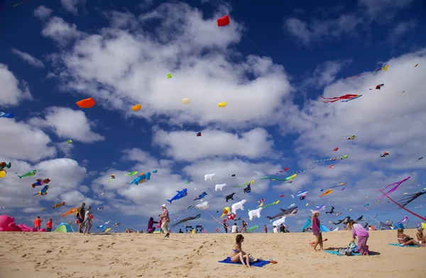 Fuerteventura Espanha Novembro Visitantes Desfrutam Bela Exposição Papagaios Voadores 31O — Fotografia de Stock