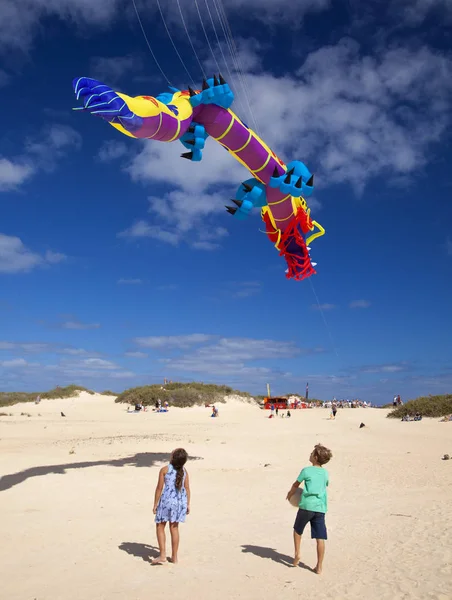 西班牙富埃特文图拉 11月10日 2018年11月10日 在西班牙富埃特文图拉科拉莱霍自然公园的沙丘上 游客们可以欣赏到国际风筝节的美丽展示 — 图库照片