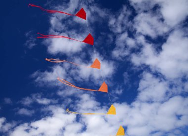 mini-uçurtma koyu mavi gökyüzü arka plan karşı dizi 