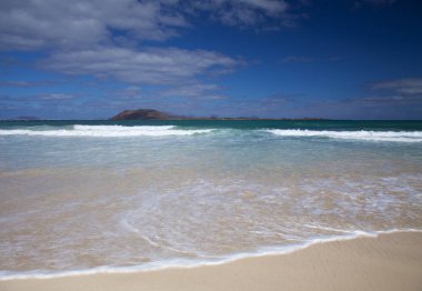 Fuerteventura, bayrak Beach görünümünden küçük ada Isla de Lobos, Lanzarote arka planda, doğal zemin çoğu sığ su
