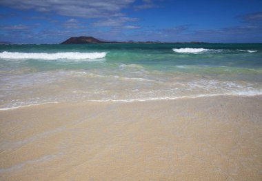 Fuerteventura, bayrak Beach görünümünden küçük ada Isla de Lobos, Lanzarote arka planda, doğal zemin çoğu sığ su
