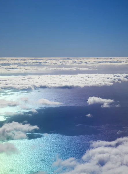 自然天空 云和海表面背景从低空飞行的平面 彩虹作用对水 — 图库照片