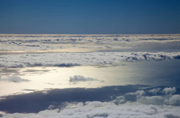 Céu Natural Nuvens Fundo Superfície Mar Avião Voador Baixo Efeito — Fotografia de Stock