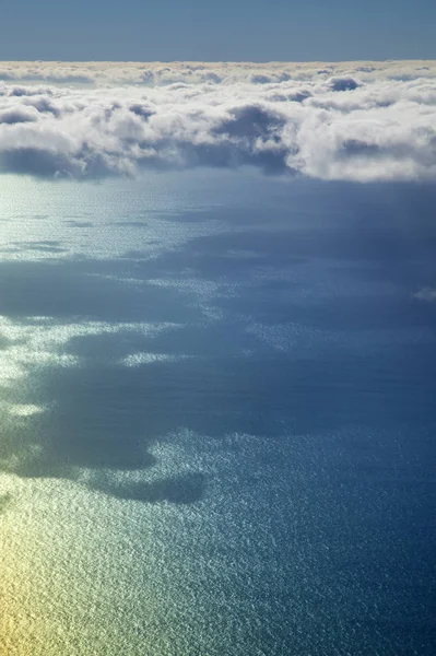 Natürlicher Himmel Wolken Und Meeresoberfläche Hintergrund Von Tief Fliegendem Flugzeug — Stockfoto