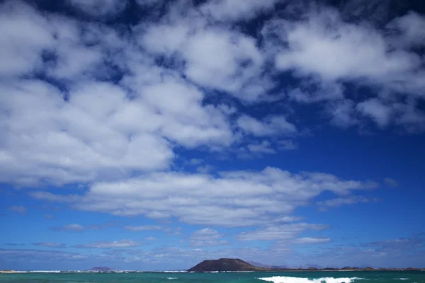 フェルテベントゥラ島 小旗ビーチからビュー島イスラ ロボス ランサローテ島 背景には 主に空の自然を背景に — ストック写真