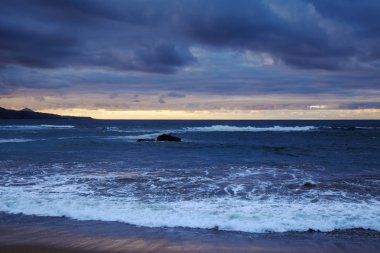günbatımı Las Canteras, Las Palmas de Gran Canaria ana şehir plaj üzerinde