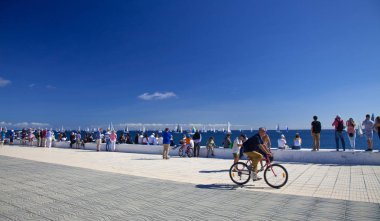 Las Palmas, İspanya - 25 Kasım: Seyirci güzel hava Arc 2018, Atlantic Rally Kruvazör için kalkış gününde üzerinde 25 Kasım 2018 Las Palmas de Gran Canaria, İspanya tadını çıkarıyor