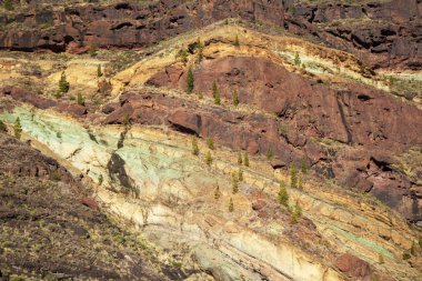 Gran Canaria, Kasım 2018, muhteşem renkli cam tabakaları Fuente de los Azulejos, Mogan - La Aldea de San Nicolas doğal dağ yolu üzerinde yer alan fayans, kelimenin tam anlamıyla anlamı Çeşmesi
