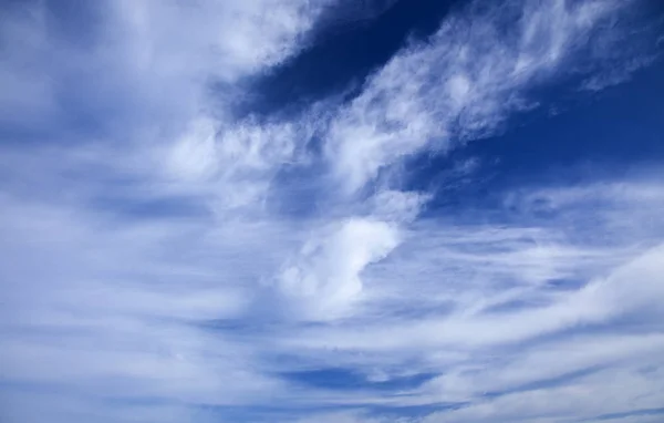 Φυσικό Φόντο Του Ουρανού Και Wispy Cirrus Σύννεφα — Φωτογραφία Αρχείου