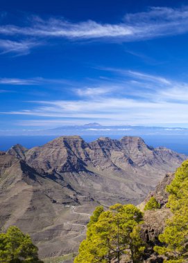 Gran Canaria, Kasım 2018, görünümden sıkı doğa rezerv Inagua towrads Guigui massif ve Teide üstündeki Tenerife, Teide ilk kar