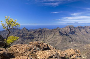 Gran Canaria, Kasım 2018, görünümden sıkı doğa rezerv Inagua towrads Batı Dağları ve Guigui massif ve Teide üstündeki Tenerife, Teide ilk kar