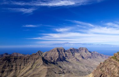 Gran Canaria, Kasım 2018, görünümden sıkı doğa rezerv Inagua towrads Guigui massif ve Teide üstündeki Tenerife, Teide ilk kar