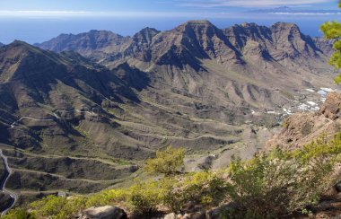 Gran Canaria, Kasım 2018, görünümden sıkı doğa rezerv Inagua towrads Guigui massif ve Teide Tenerife üstünde