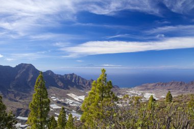 Gran Canaria, Kasım 2018, görünümden sıkı doğa rezerv Inagua towrads Guigui massif ve Teide üstündeki Tenerife, Teide ilk kar