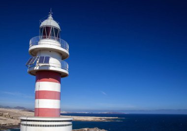 Tarafından güneş panelleri, Aguimes Belediyesi, Gran Canaria çalışan küçük deniz feneri Faro de Arinaga, 