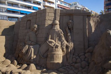 Las Palmas De Gran Canaria, İspanya - Aralık 03: Ziyaretçi Belen de Arena, kum, Las Canteras kasaba plajda, 03 Aralık 2018 Las Palmas de Gran Canaria, İspanya yapılan doğuş sahneleri hayranım.