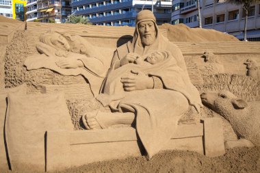 Las Palmas De Gran Canaria, İspanya - Aralık 03: Ziyaretçi Belen de Arena, kum, Las Canteras kasaba plajda, 03 Aralık 2018 Las Palmas de Gran Canaria, İspanya yapılan doğuş sahneleri hayranım.