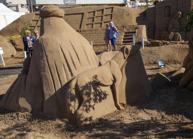Las Palmas De Gran Canaria, İspanya - Aralık 03: Ziyaretçi Belen de Arena, kum, Las Canteras kasaba plajda, 03 Aralık 2018 Las Palmas de Gran Canaria, İspanya yapılan doğuş sahneleri hayranım.