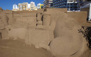 Las Palmas De Gran Canaria, İspanya - Aralık 03: Ziyaretçi Belen de Arena, kum, Las Canteras kasaba plajda, 03 Aralık 2018 Las Palmas de Gran Canaria, İspanya yapılan doğuş sahneleri hayranım.