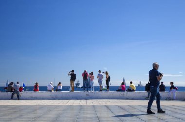 Las Palmas, İspanya - 25 Kasım: Seyirci güzel hava Arc 2018, Atlantic Rally Kruvazör için kalkış gününde üzerinde 25 Kasım 2018 Las Palmas de Gran Canaria, İspanya tadını çıkarıyor