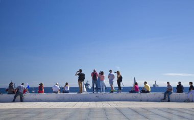 Las Palmas, İspanya - 25 Kasım: Seyirci güzel hava Arc 2018, Atlantic Rally Kruvazör için kalkış gününde üzerinde 25 Kasım 2018 Las Palmas de Gran Canaria, İspanya tadını çıkarıyor