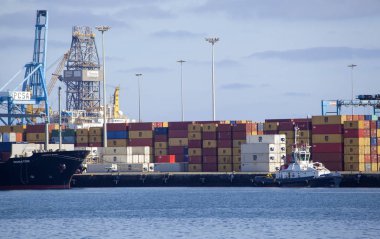 Las Palmas, İspanya - 30 Kasım: Kargo konteyner da meşgul kargo terminal üzerinde 30 Kasım 2018 Las Palmas de Gran Canaria, İspanya ele alınır