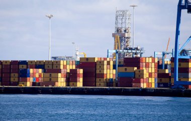 Las Palmas, İspanya - 30 Kasım: Kargo konteyner da meşgul kargo terminal üzerinde 30 Kasım 2018 Las Palmas de Gran Canaria, İspanya ele alınır