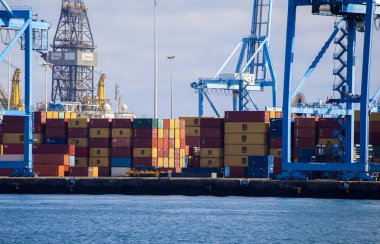 Las Palmas, İspanya - 30 Kasım: Kargo konteyner da meşgul kargo terminal üzerinde 30 Kasım 2018 Las Palmas de Gran Canaria, İspanya ele alınır