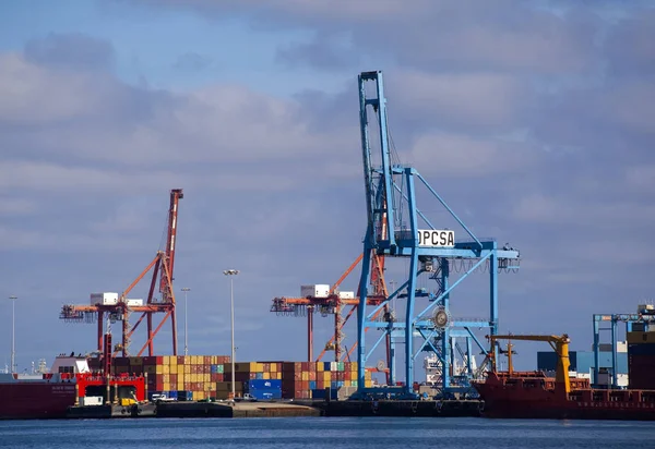 Las Palmas España Noviembre Los Contenedores Carga Manejan Concurrida Terminal —  Fotos de Stock