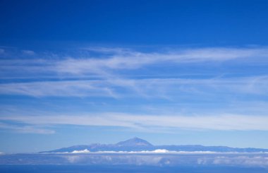 Teide Tenefire, İspanya ve gökyüzü cirrs bulutlar arka plan ile en yüksek dağ üzerinde 