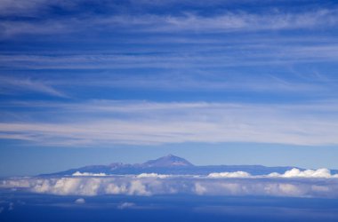 Teide Tenefire, İspanya ve gökyüzü cirrs bulutlar arka plan ile en yüksek dağ üzerinde