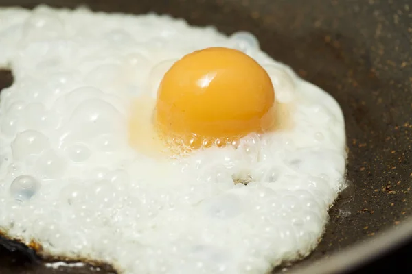 frying a frozen egg - yolk stays spherical due to gelation